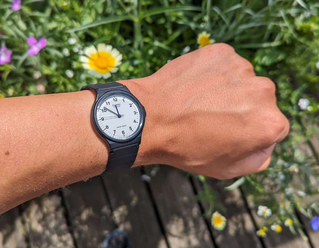 MQ-24-7B Black and White Unisex Analog Simple Watch