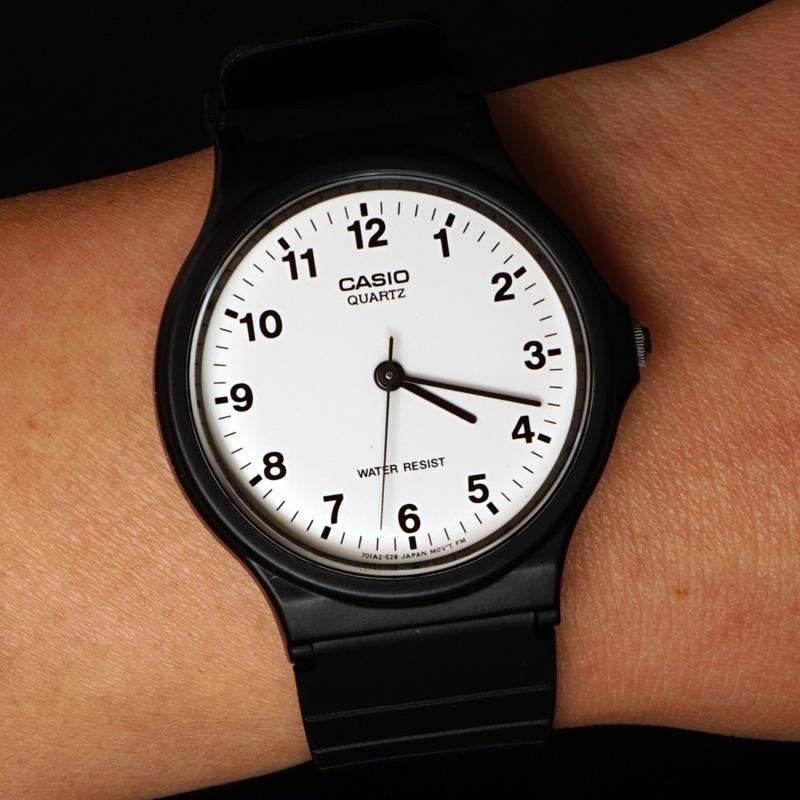MQ-24-7B Black and White Unisex Analog Simple Watch